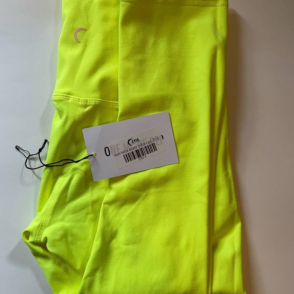 BNWT Neon Yellow Ascend Hi-Rise Capri 20"